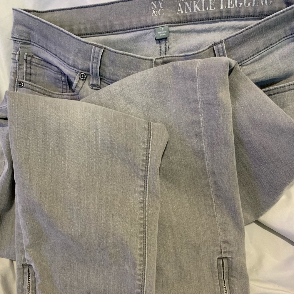 Really Cute NY&CO jeans! Zippers at ankle!